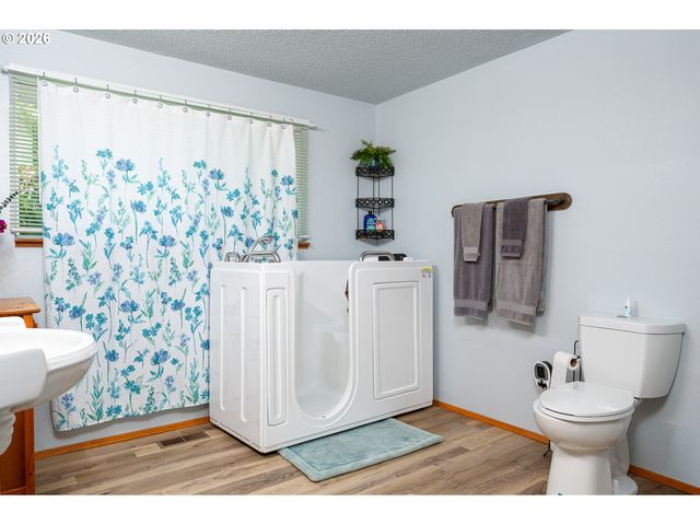 1560 Ne COCHRAN Dr, Gresham, OR 97030