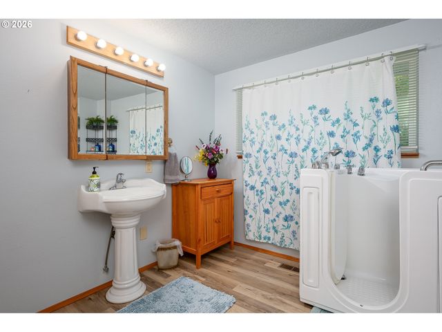 1560 Ne COCHRAN Dr, Gresham, OR 97030