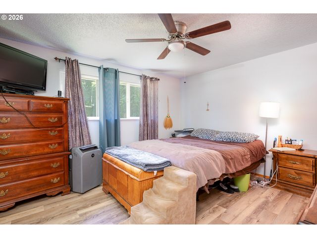 1560 Ne COCHRAN Dr, Gresham, OR 97030