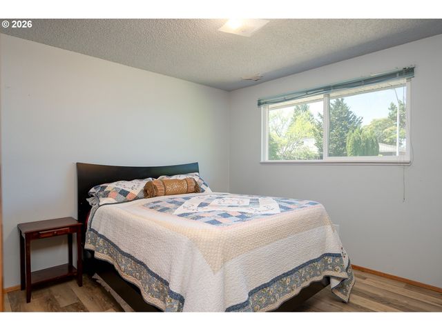 1560 Ne COCHRAN Dr, Gresham, OR 97030