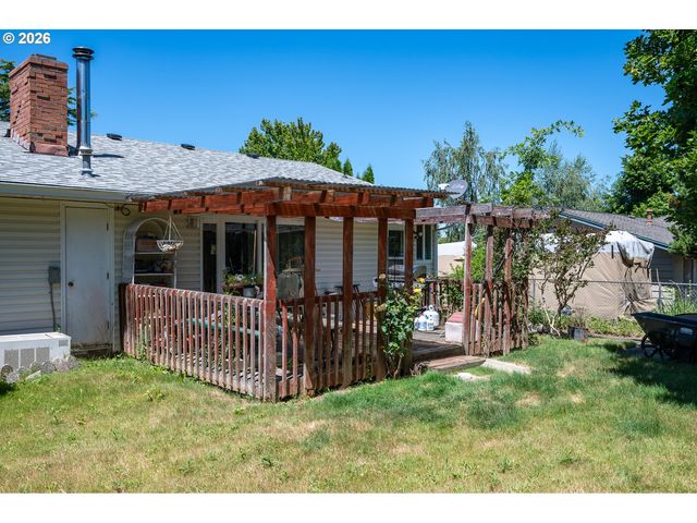 1560 Ne COCHRAN Dr, Gresham, OR 97030