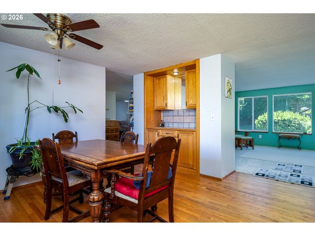 1560 Ne COCHRAN Dr, Gresham, OR 97030