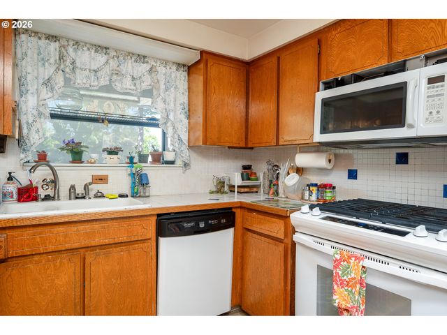1560 Ne COCHRAN Dr, Gresham, OR 97030