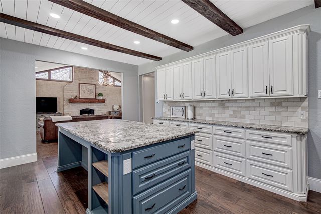 132 S Briaroaks Road, Burleson, TX 76028