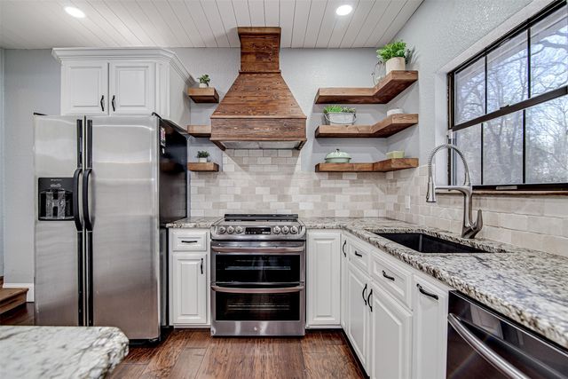 132 S Briaroaks Road, Burleson, TX 76028