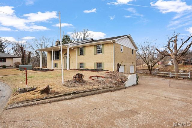 46 W Beacon Hill Road, Fairview Heights, IL 62208