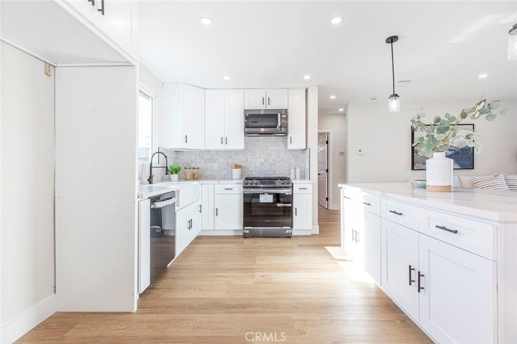 Image 18 of property listing at 8881 Morehart Avenue, Sun Valley, CA 91352