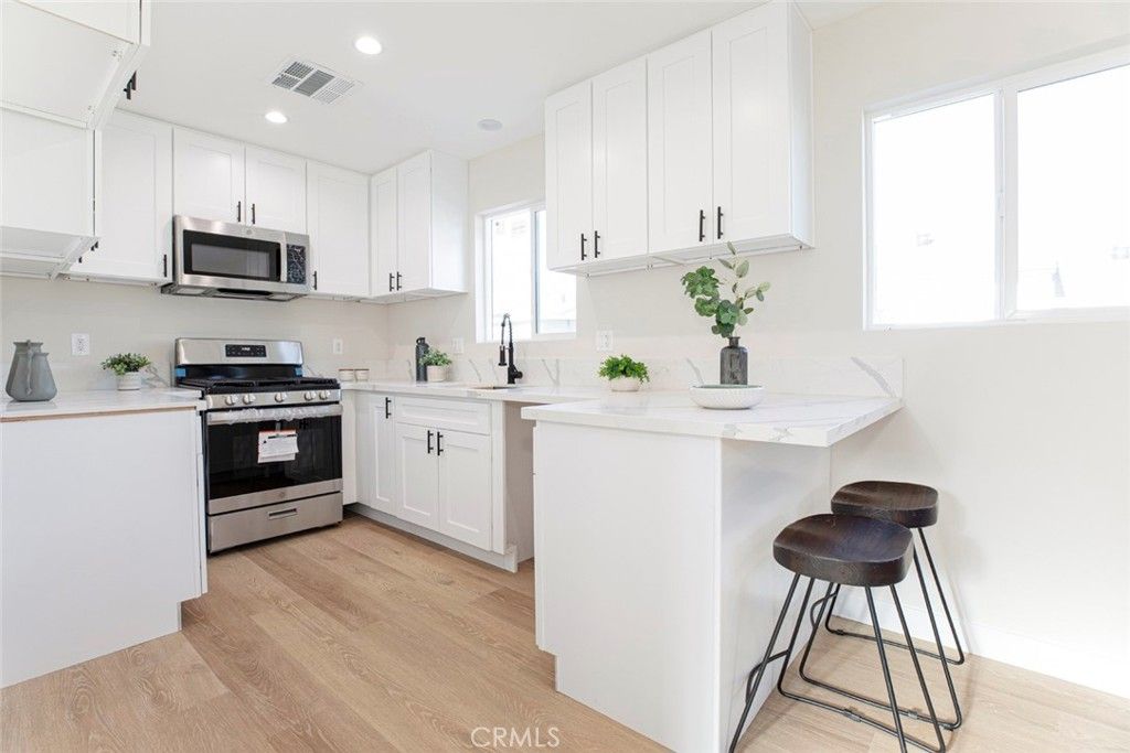 Image 33 of property listing at 8881 Morehart Avenue, Sun Valley, CA 91352