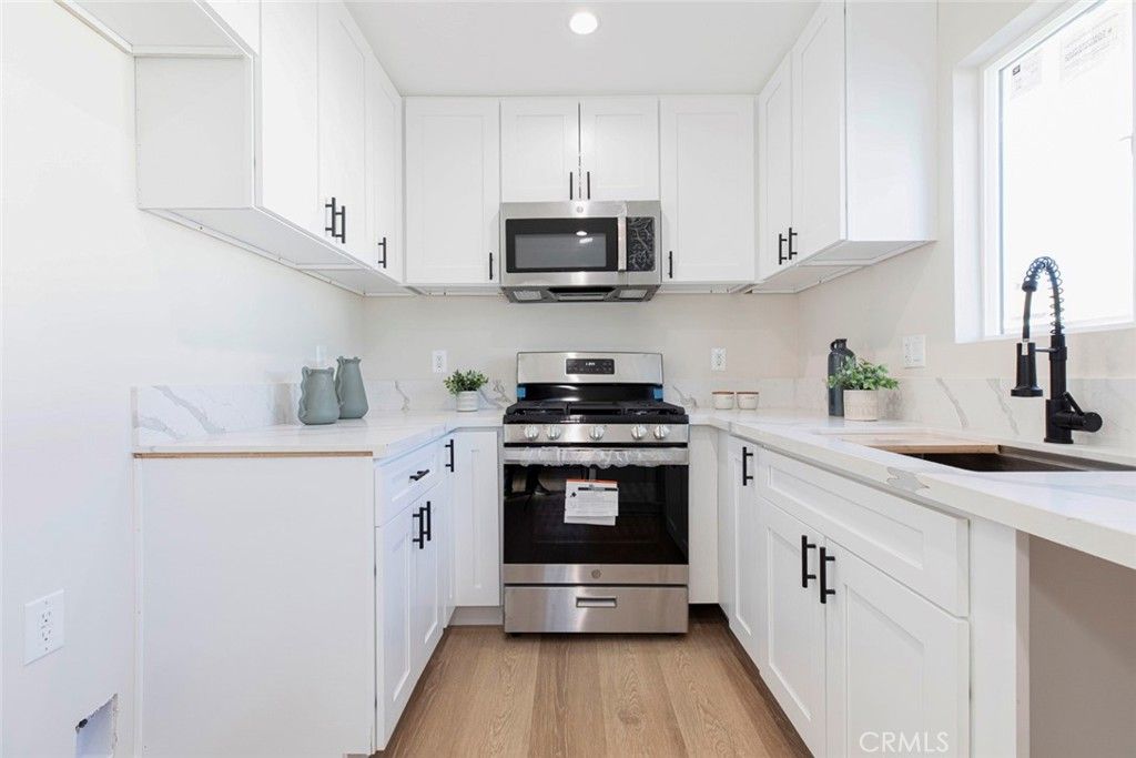 Image 34 of property listing at 8881 Morehart Avenue, Sun Valley, CA 91352