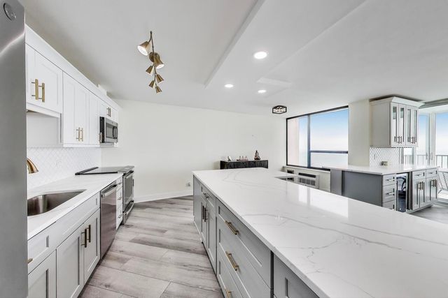 940 W Glenlake Avenue 19C, Chicago, IL 60660