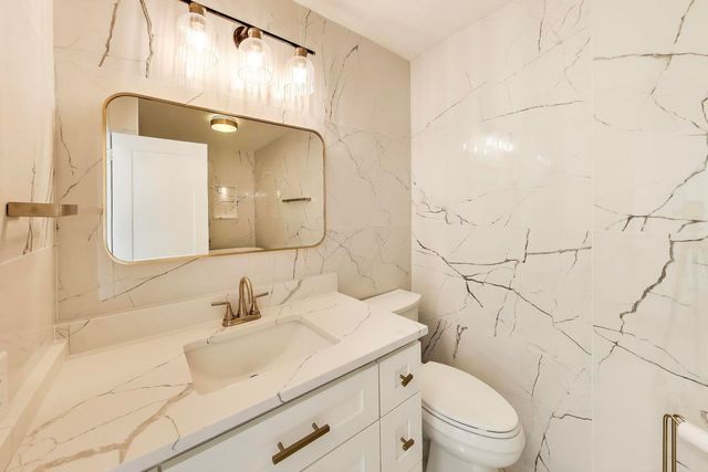 940 W Glenlake Avenue 19C, Chicago, IL 60660