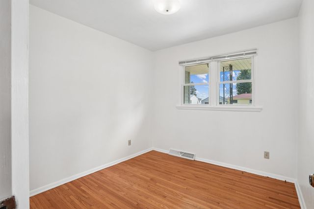 512 Maple Street, Washburn, IA 50702