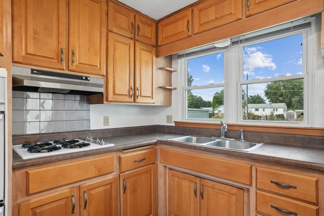 512 Maple Street, Washburn, IA 50702