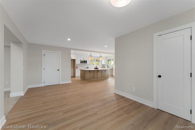 7369 Sweetbriar, West Bloomfield, MI 48324