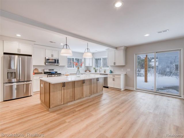 7369 Sweetbriar, West Bloomfield, MI 48324