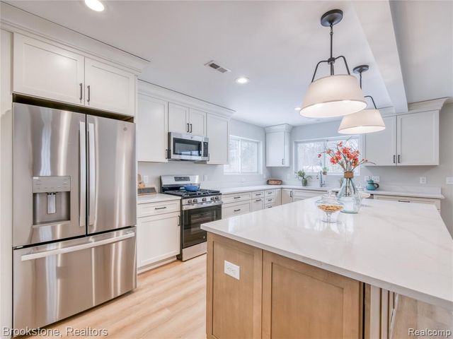 7369 Sweetbriar, West Bloomfield, MI 48324