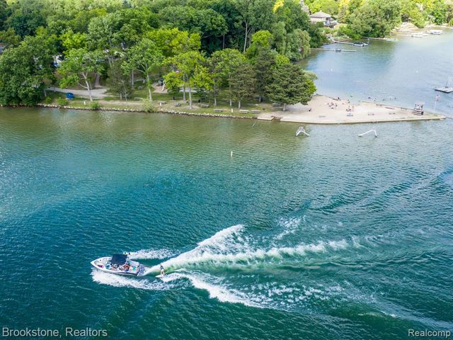 7369 Sweetbriar, West Bloomfield, MI 48324