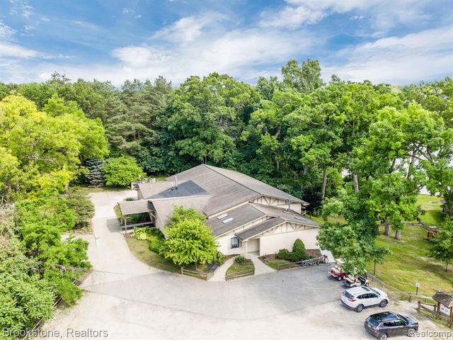 7369 Sweetbriar, West Bloomfield, MI 48324