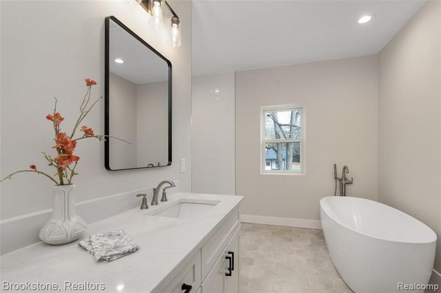 7369 Sweetbriar, West Bloomfield, MI 48324