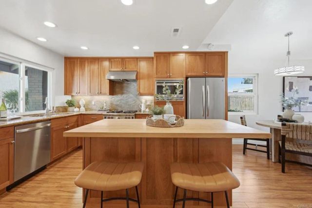 7945 Calle Madrid, Carlsbad, CA 92009