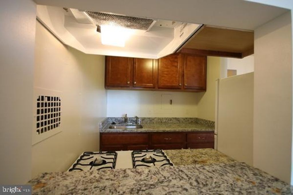 Image 4 of property listing at 118 MONROE ST #701, Rockville, MD 20850
