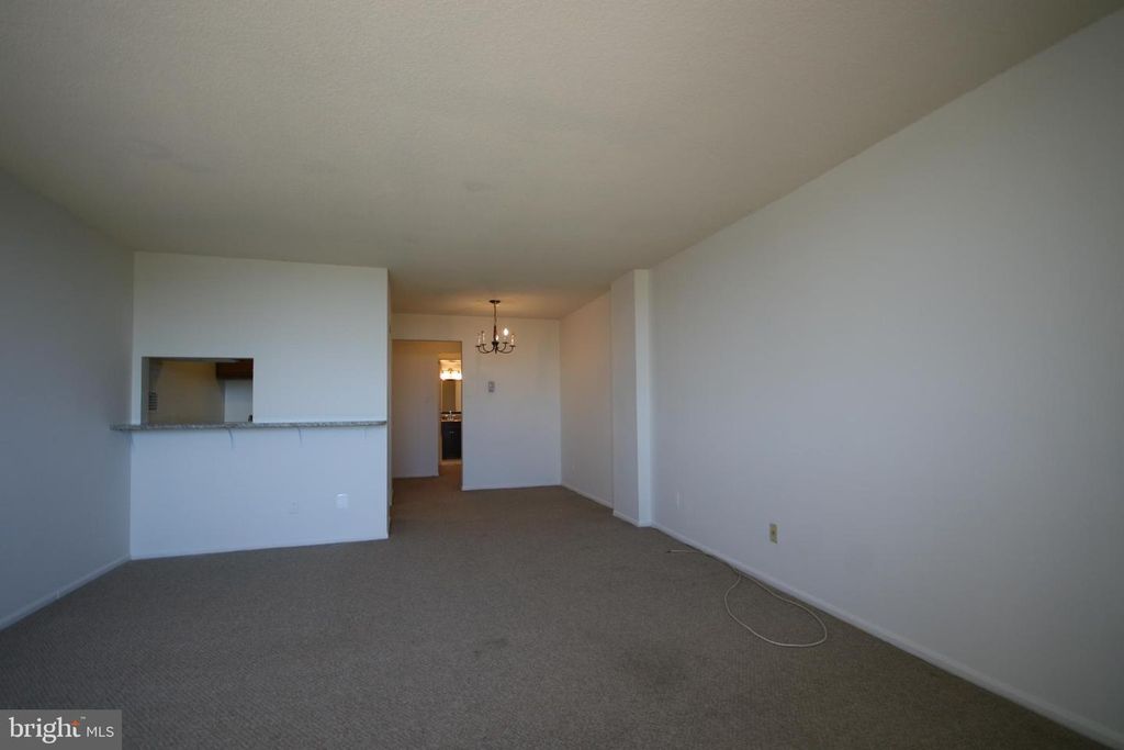 Image 6 of property listing at 118 MONROE ST #701, Rockville, MD 20850