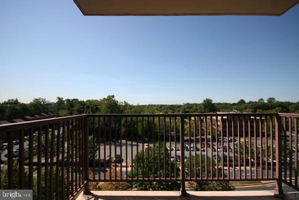 Image 7 of property listing at 118 MONROE ST #701, Rockville, MD 20850