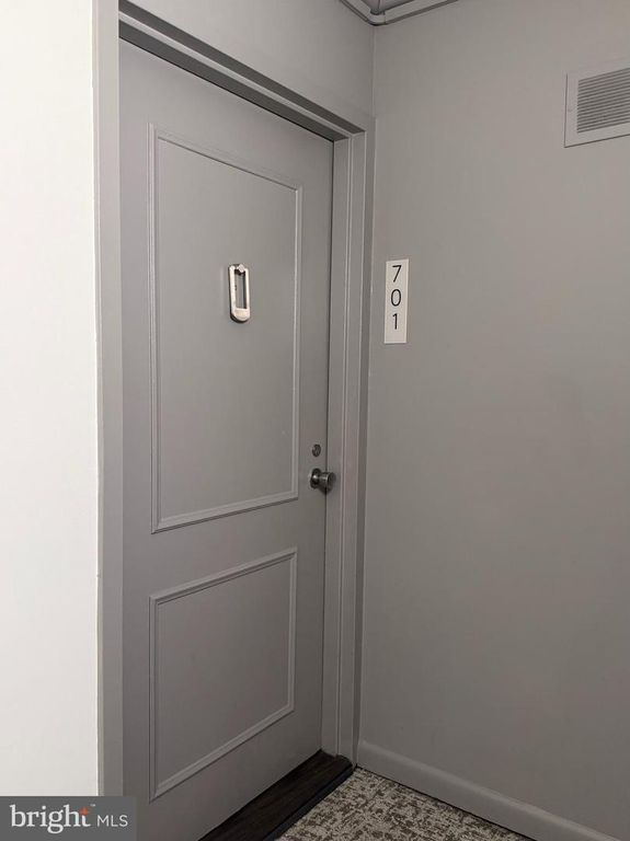Image 8 of property listing at 118 MONROE ST #701, Rockville, MD 20850