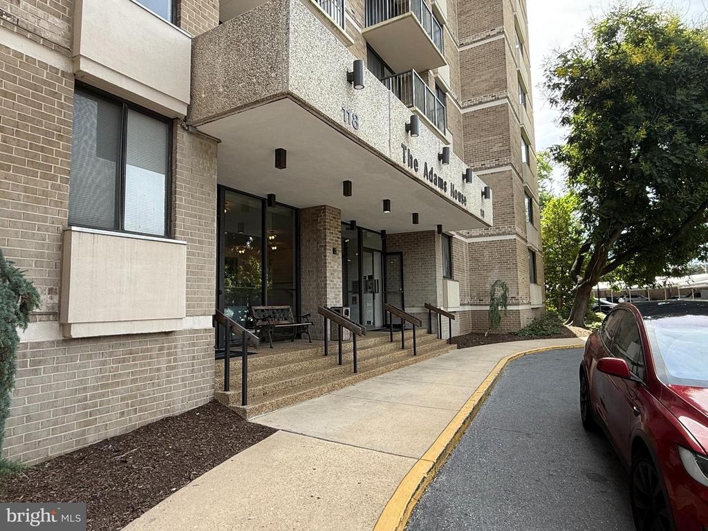 Image 9 of property listing at 118 MONROE ST #701, Rockville, MD 20850
