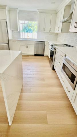 1801 BEACH DRIVE NE, St Petersburg, FL 33704