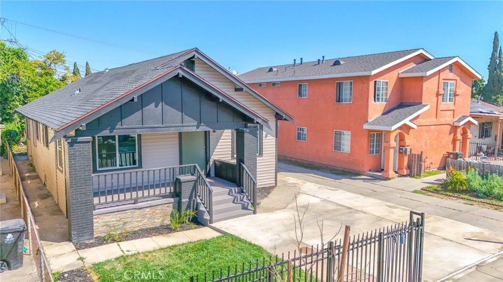 Image 12 of property listing at 205 W 98th, Los Angeles, CA 90003