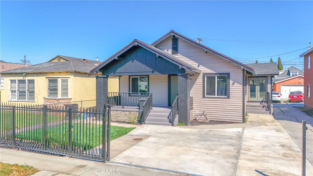 Image 2 of property listing at 205 W 98th, Los Angeles, CA 90003