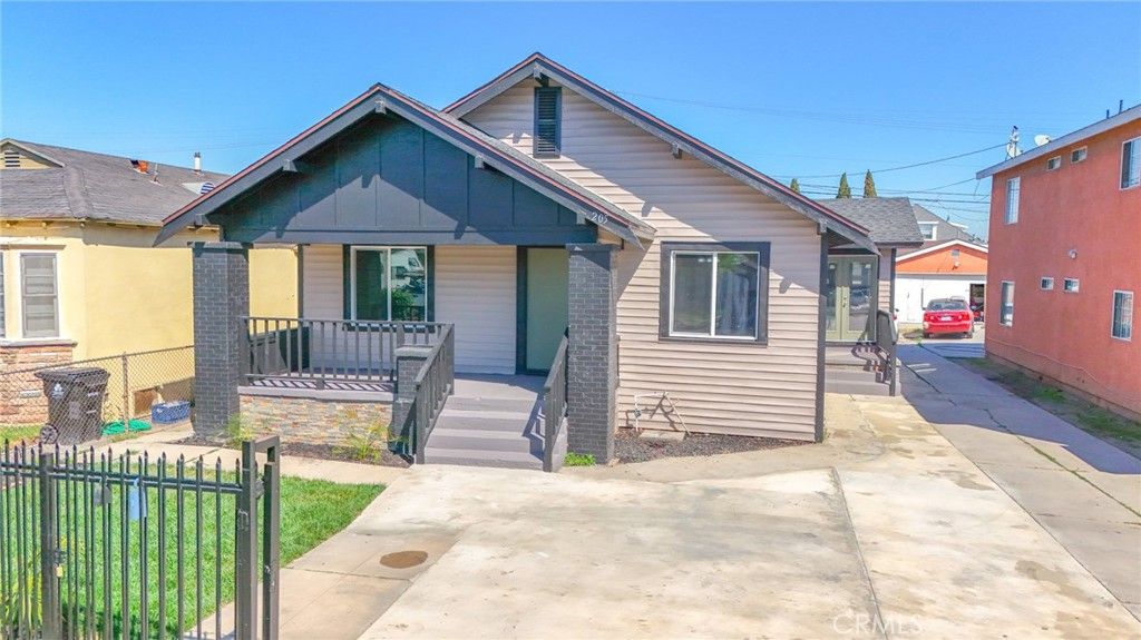 Image 3 of property listing at 205 W 98th, Los Angeles, CA 90003