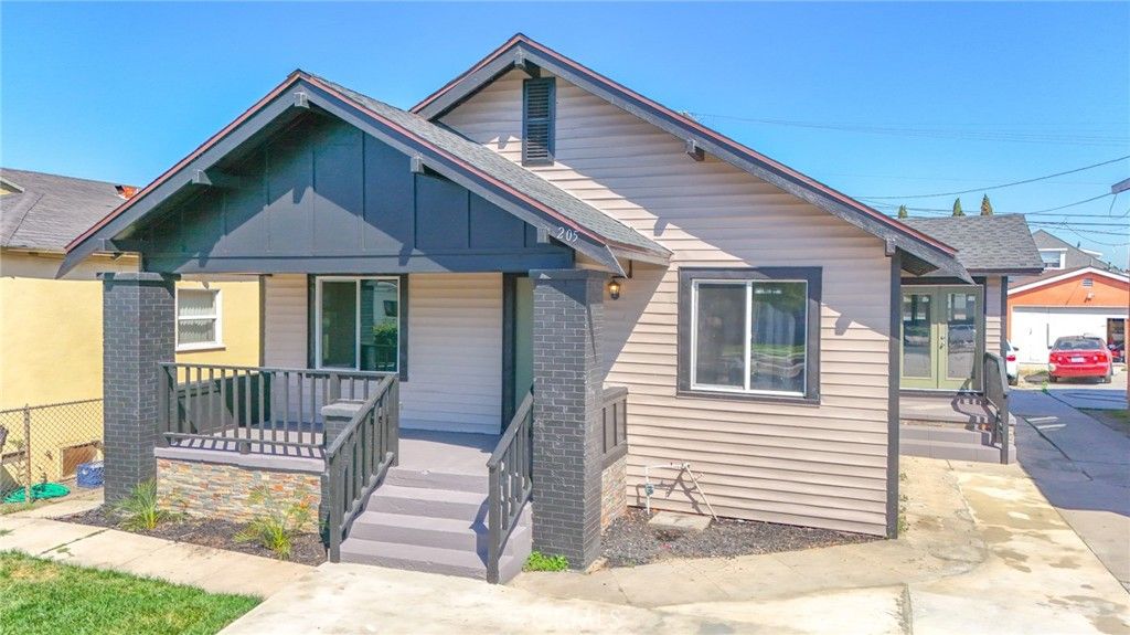Image 4 of property listing at 205 W 98th, Los Angeles, CA 90003