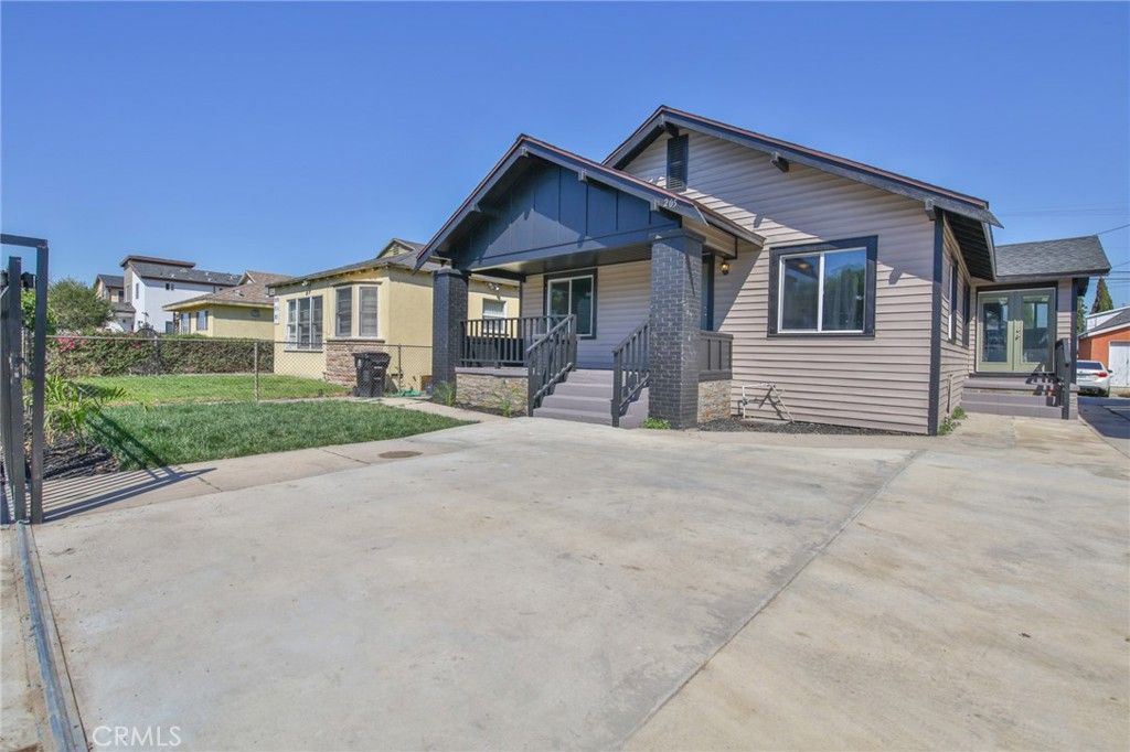 Image 6 of property listing at 205 W 98th, Los Angeles, CA 90003