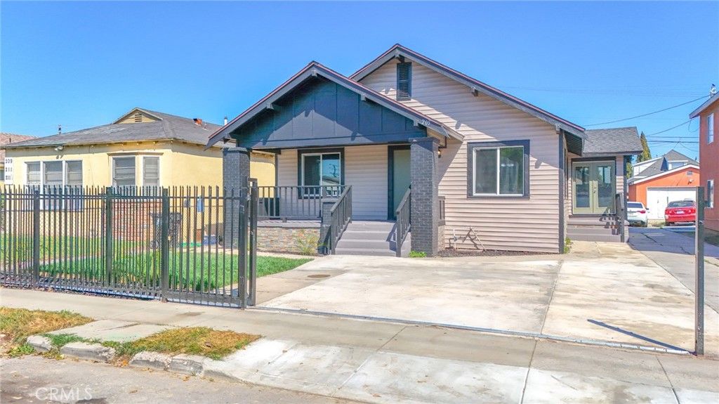Image 9 of property listing at 205 W 98th, Los Angeles, CA 90003