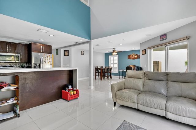 12289 NW 1st St, Plantation, FL 33325