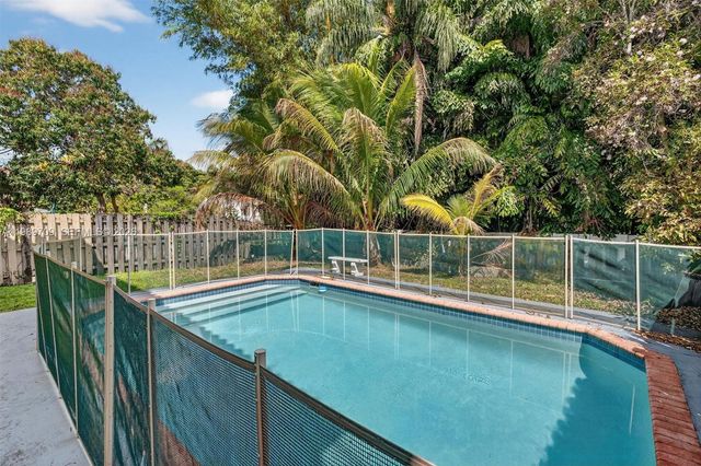 12289 NW 1st St, Plantation, FL 33325