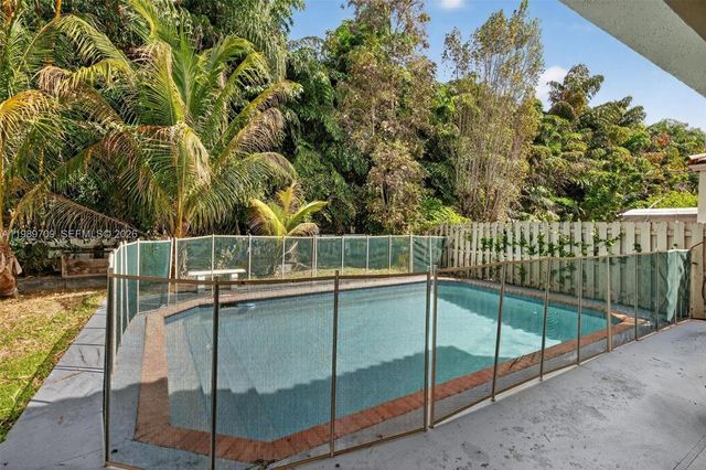 12289 NW 1st St, Plantation, FL 33325