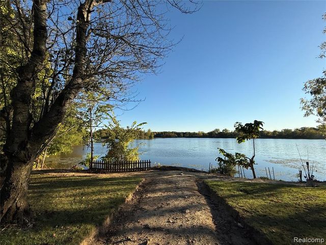 2121 Dwight Avenue, Flint, MI 48503