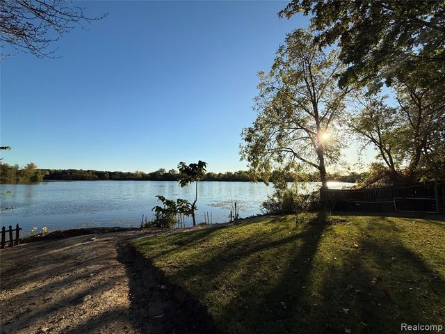 2121 Dwight Avenue, Flint, MI 48503