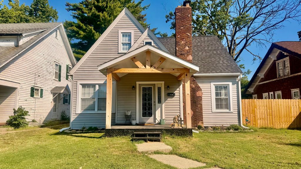 Image 1 of property listing at 924 W Main Street, Salem, IL 62881