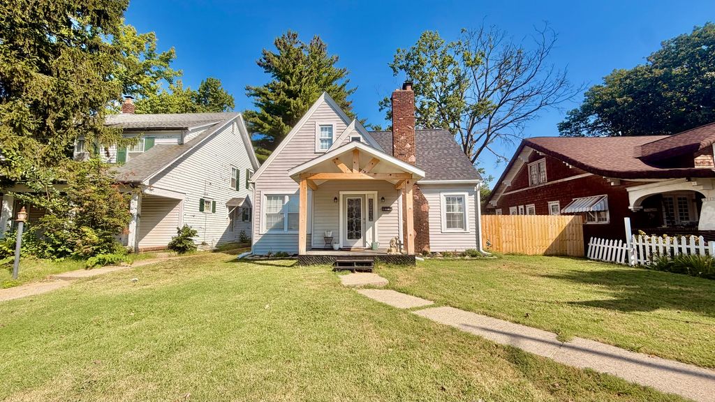 Image 2 of property listing at 924 W Main Street, Salem, IL 62881