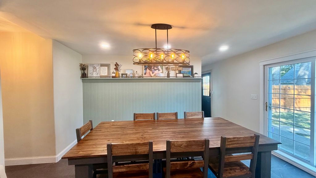 Image 13 of property listing at 924 W Main Street, Salem, IL 62881