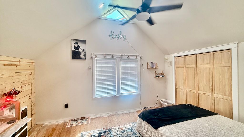 Image 17 of property listing at 924 W Main Street, Salem, IL 62881