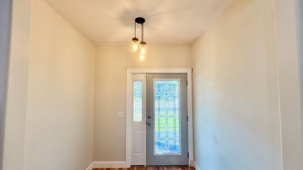 Image 3 of property listing at 924 W Main Street, Salem, IL 62881