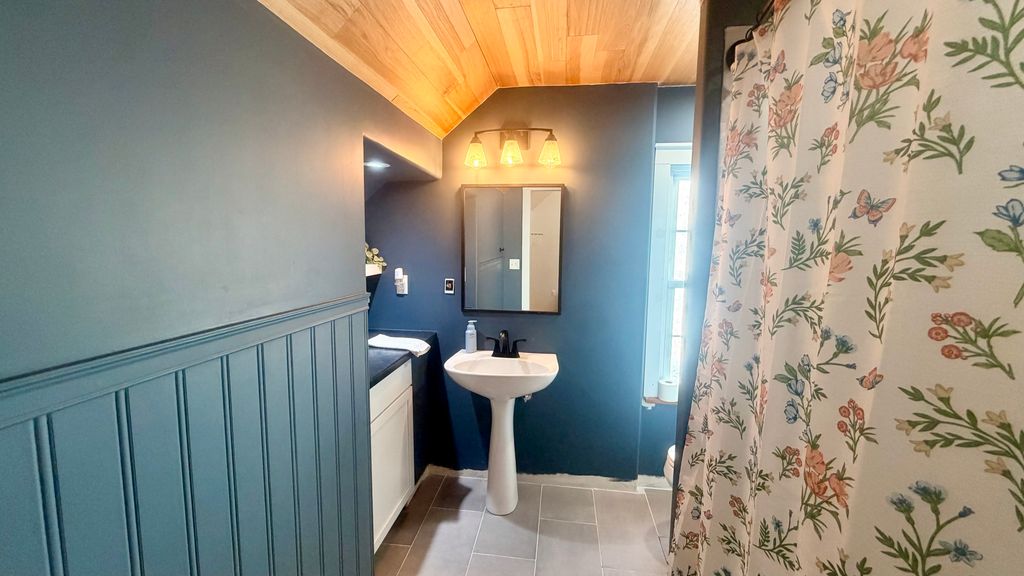 Image 23 of property listing at 924 W Main Street, Salem, IL 62881