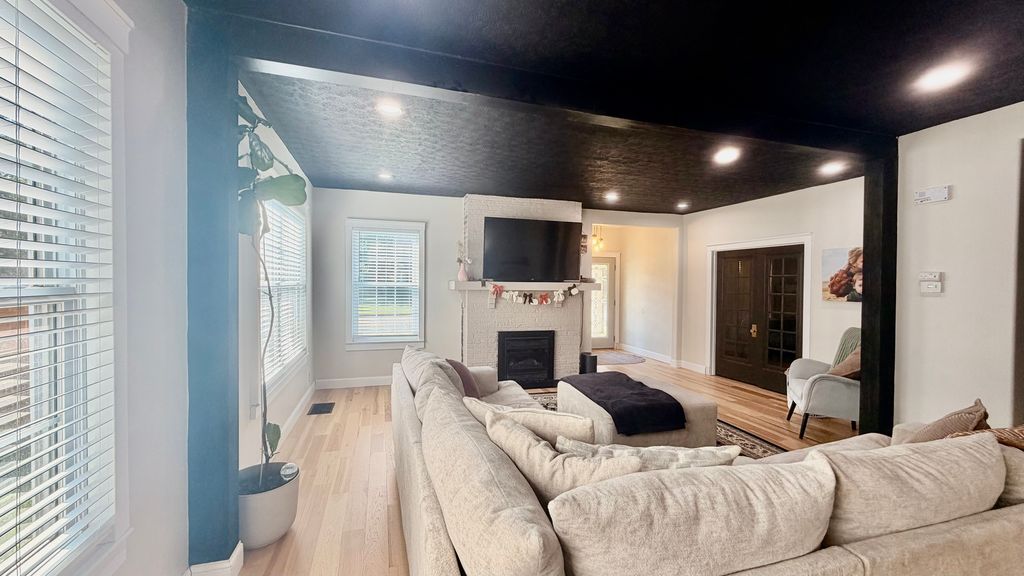 Image 6 of property listing at 924 W Main Street, Salem, IL 62881