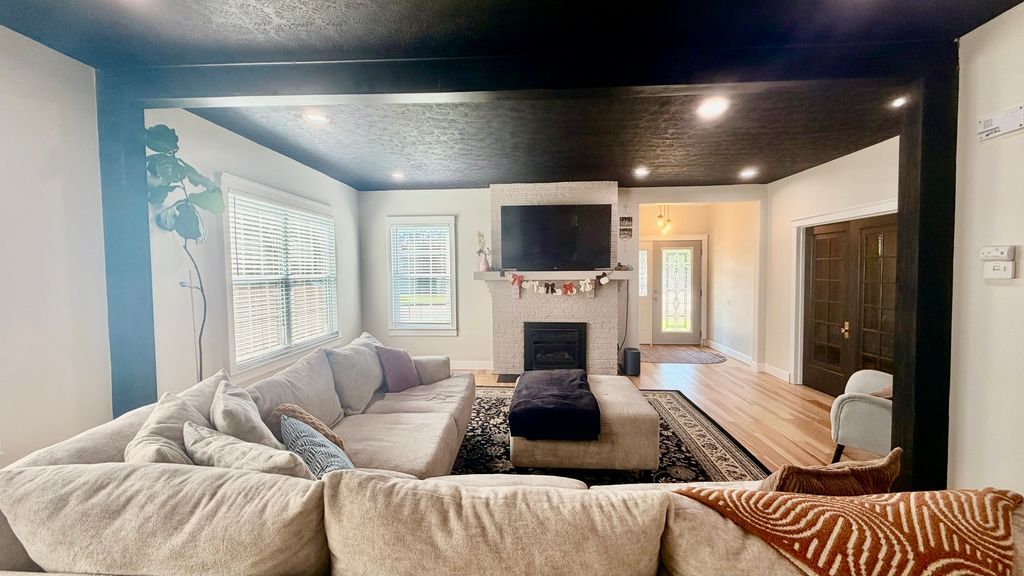 Image 7 of property listing at 924 W Main Street, Salem, IL 62881