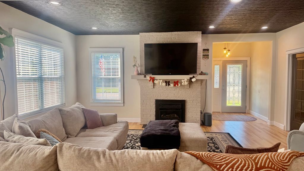Image 8 of property listing at 924 W Main Street, Salem, IL 62881